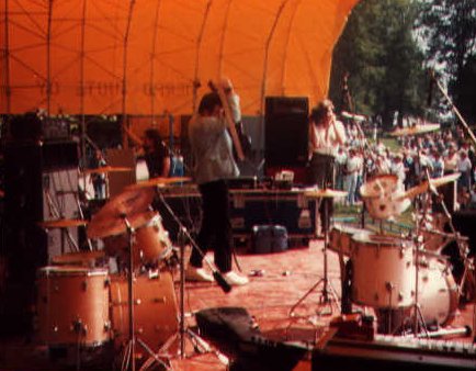 Kevin Hewick live at Kaivopuisto Park, Helsinki, 24 July 1981; note Tony Wilson in the background with camera; photo courtesy Kevin Hewick